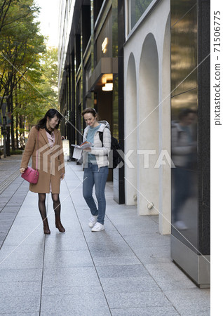 A Japanese woman asked by a foreign woman while walking in the city 71506775