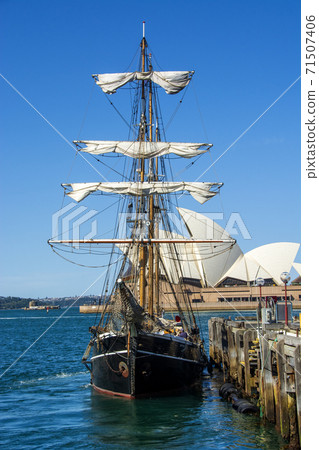 Sailing ship in Sydney Bay, one of the world's three largest ports Sailing ship in Sydney Bay, one of the world's three largest ports 71507406