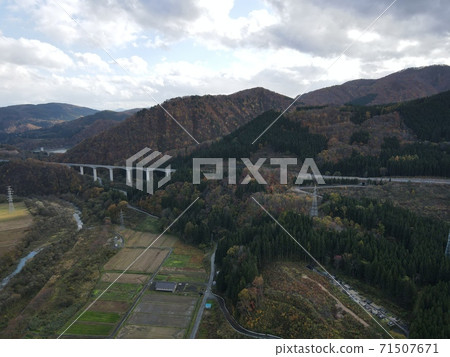 里山的秋天風景 71507671