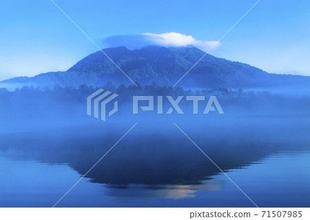 Hiuchigatake floating in Ozenuma in the morning mist Hiuchigatake floating in Ozenuma in the morning mist 71507985