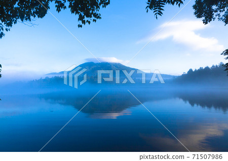 Hiuchigatake floating in Ozenuma in the morning mist Hiuchigatake floating in Ozenuma in the morning mist 71507986