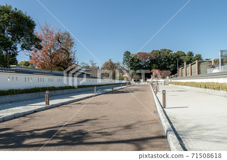 Mitogaku Road with Glittering White Walls [Autumn] 71508618