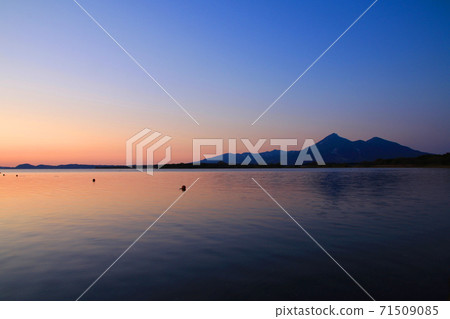 Lake Inawashiro and Mt. Bandai at dusk (Inawashiro Town, Fukushima Prefecture) 71509085