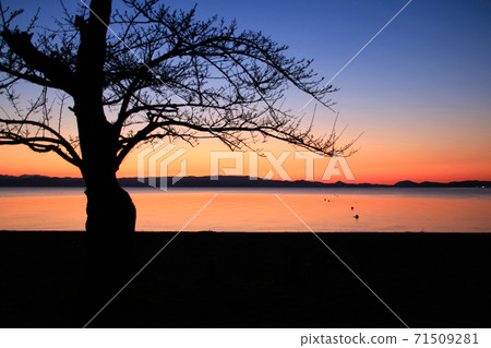 Lake Inawashiro / Shidahama at dusk (Inawashiro Town, Fukushima Prefecture) 71509281