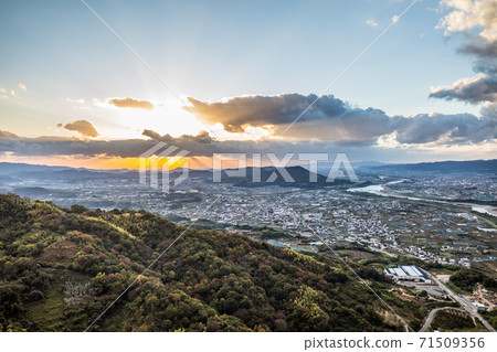 在和歌山縣奇諾川市從尤里山上空的天空中的雲彩中隱藏的日落鳥瞰圖,來自滑翔傘。 11月秋天。 在和歌山縣奇諾川市從尤里山上空的天空中的雲彩中隱藏的日落鳥瞰圖,來自滑翔傘。 11月秋天。 71509356