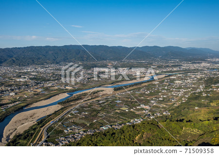 和歌山縣奇諾川市龍門山附近的奇諾河和泉山鳥瞰圖。秋季。十一月。 和歌山縣奇諾川市龍門山附近的奇諾河和泉山鳥瞰圖。秋季。十一月。 71509358