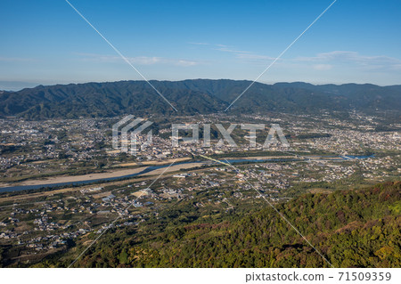 和歌山縣奇諾川市龍門山附近的奇諾河和泉山鳥瞰圖。秋季。十一月。 和歌山縣奇諾川市龍門山附近的奇諾河和泉山鳥瞰圖。秋季。十一月。 71509359
