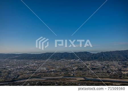 和歌山縣奇諾川市龍門山附近的奇諾河和泉山鳥瞰圖。秋季。十一月。 和歌山縣奇諾川市龍門山附近的奇諾河和泉山鳥瞰圖。秋季。十一月。 71509360