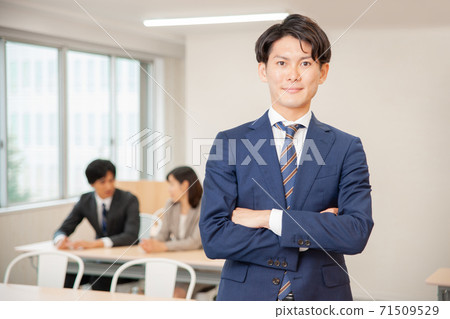 一個商人在辦公室裡 一個商人在辦公室裡 71509529