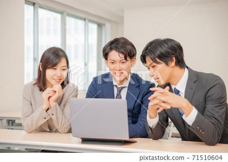 開會的商務人士 71510604