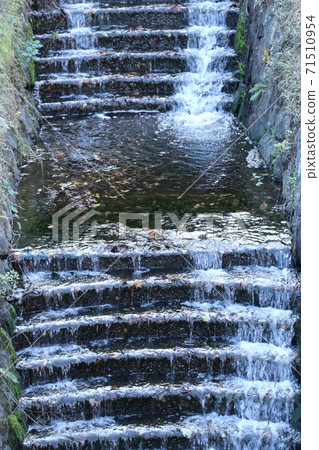 一條小溪流過階梯水道 71510954