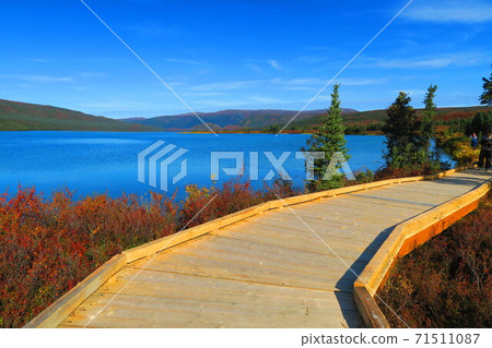 從長廊看到的奇觀湖清澈的水面 71511087