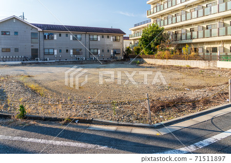 一個住宅區的風景與閉合的地面的 一個住宅區的風景與閉合的地面的 71511897