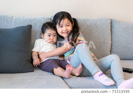 孩子們在客廳裡看電視 71513595