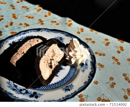 Tea break on the balcony 71514092