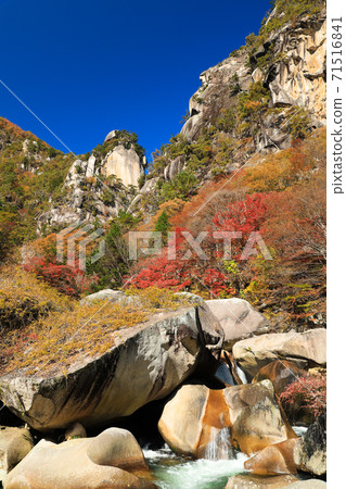 Shosenkyo的主峰“ Kakuenmine”，一個著名的紅葉之地 71516841