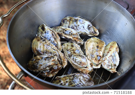 煮牡蠣帶殼 煮牡蠣帶殼 71518188