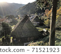 宮山市的茅屋之裡的茅草屋頂老房子的風景和秋葉 71521923