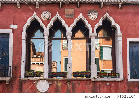 Historical buildings in the city Venice, Italy 71522104