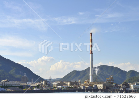 廣島縣竹原市的冶煉廠煙囪（三井金屬礦山竹原冶煉廠） 71522666