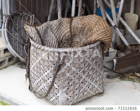 Old-fashioned farmer's back basket 71522838