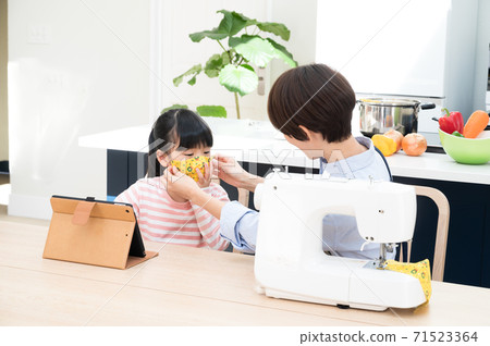 一個女人用縫紉機縫製兒童口罩 71523364