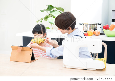 一個女人用縫紉機縫製兒童口罩 一個女人用縫紉機縫製兒童口罩 71523367