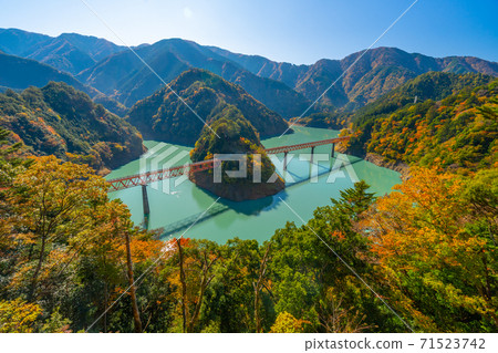 在Oku Oi湖頂面駐地的秋天 71523742