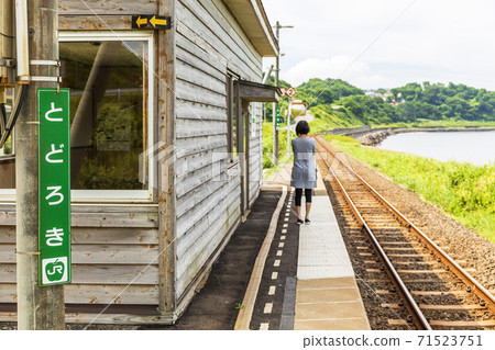 藍天和夏天Shimaki站一個女人在等火車青森縣深浦町 藍天和夏天Shimaki站一個女人在等火車青森縣深浦町 71523751