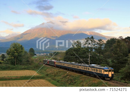 信濃鐵道北北信濃線晨光黑姬山和115系列橫須賀色 信濃鐵道北北信濃線晨光黑姬山和115系列橫須賀色 71524271