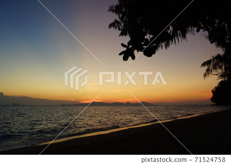 Dawn on the beach of Kradan Island, Thailand Dawn on the beach of Kradan Island, Thailand 71524758