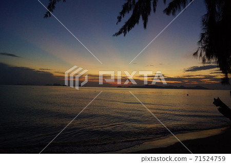 Sunrise on Kradan Island, Thailand Sunrise on Kradan Island, Thailand 71524759