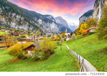 Astonishing autumn view of Lauterbrunnen valley with gorgeous Staubbach waterfall and Swiss Alps 71524930