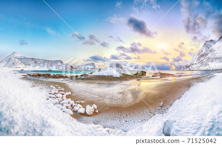 Fabulous winter scenery with Haukland beach during sunset and snowy  mountain peaks near Leknes. 71525042
