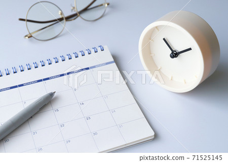 Calendar and clock 71525145