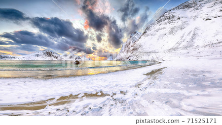 Fabulous winter scenery with Haukland beach during sunset and snowy  mountain peaks near Leknes. 71525171