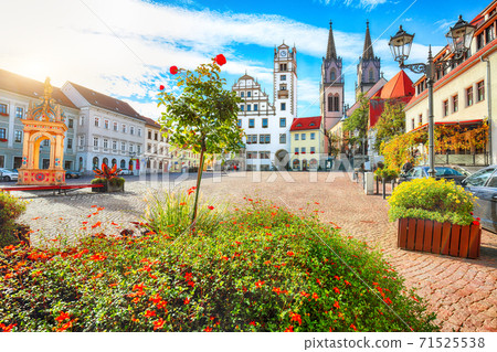 Splendid autumn cityscape of Oschatz central square with Stadtverwaltung and St. Aegidien church 71525538