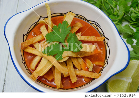 Mexican food Sopa de Aztec (Sopa de Tortilla) 71525914