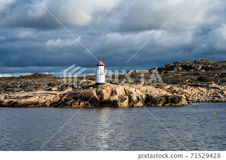 A beautiful lighthouse outside a fishing village on the Swedish Atlantic coast. Picture from Hamburgsund, Vastra Gotaland county, Sweden 71529428
