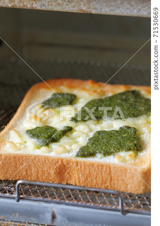 Exquisite toasted basil and cheese (basil paste, melting cheese, bread) Exquisite toasted basil and cheese (basil paste, melting cheese, bread) 71530669