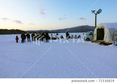 北海道阿寒湖在結冰的湖面上的雪地車 71530819