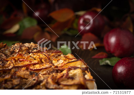 Apple pie sprinkled with cocoa on a wooden background Apple pie sprinkled with cocoa on a wooden background 71531977