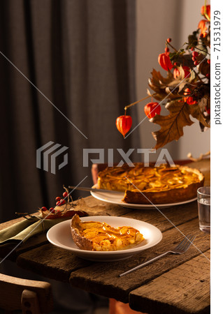 Apple pie with caramel on a wooden background Apple pie with caramel on a wooden background 71531979