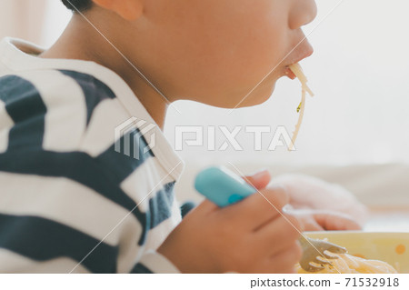child, younger, boy 71532918