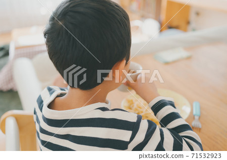 child, younger, boy 71532923