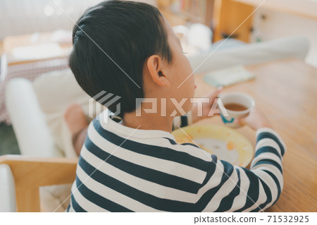 child, younger, boy 71532925