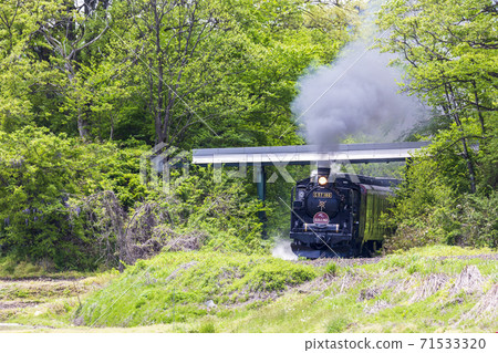 SL Banetsu Monogatari running on the fresh green Ban-Etsusai Line, Kitakata City, Fukushima Prefecture 71533320