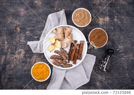 Powder of turmeric, cinnamon and ginger Powder of turmeric, cinnamon and ginger 71533898