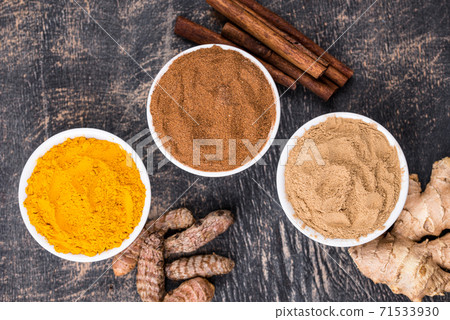 Powder of turmeric, cinnamon and ginger Powder of turmeric, cinnamon and ginger 71533930