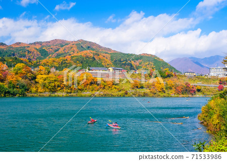 Lake Akaya and kayaking in autumn colors Lake Akaya and kayaking in autumn colors 71533986
